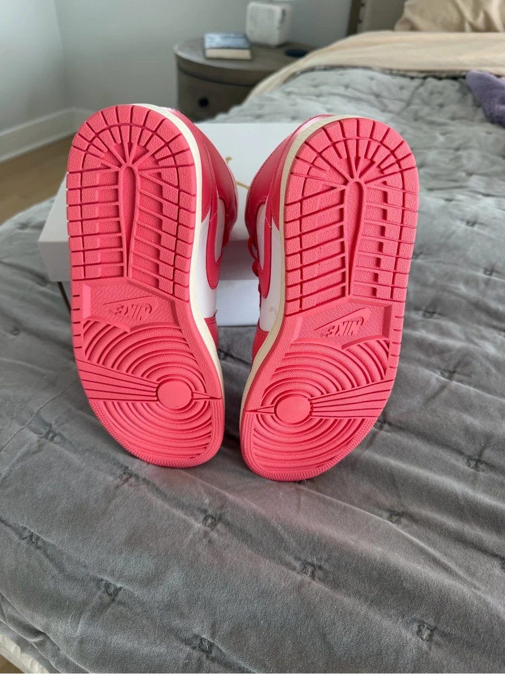 NEVER WORN Nike Women’s Air Jordan 1 White/Sea Coral- Atmosphere Blanc